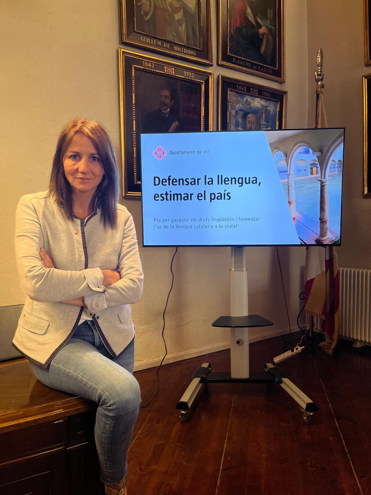 La regidora de Cultura i Llengua, Bet Piella, durant l’estrena de la bústia ciutadana